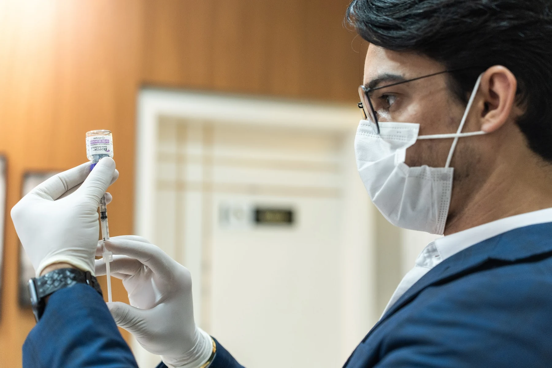 Dr. Josué Sagário preparando toxina botulínica