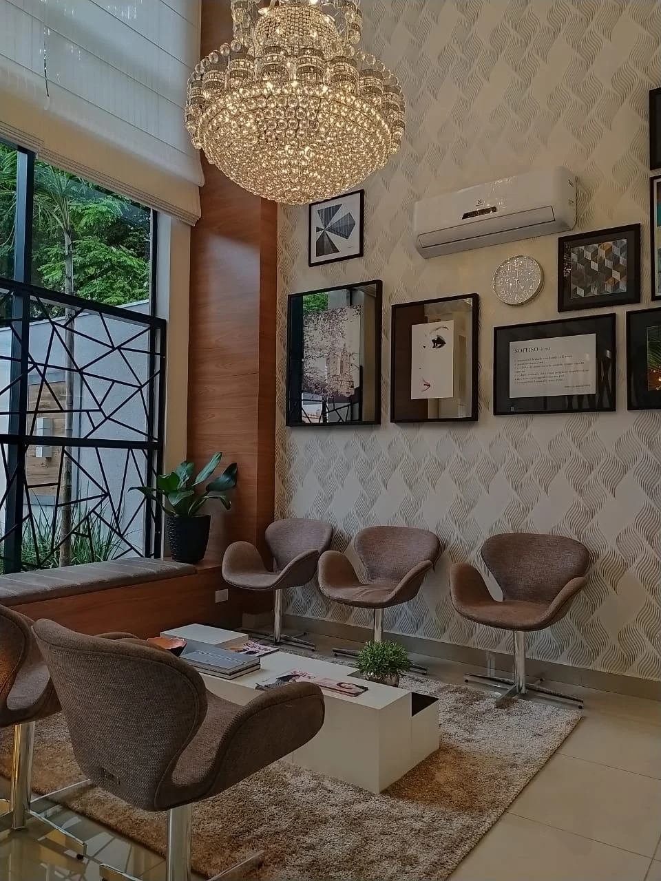 Recepção da Sagário Clinic com lustre e ambiente acolhedor