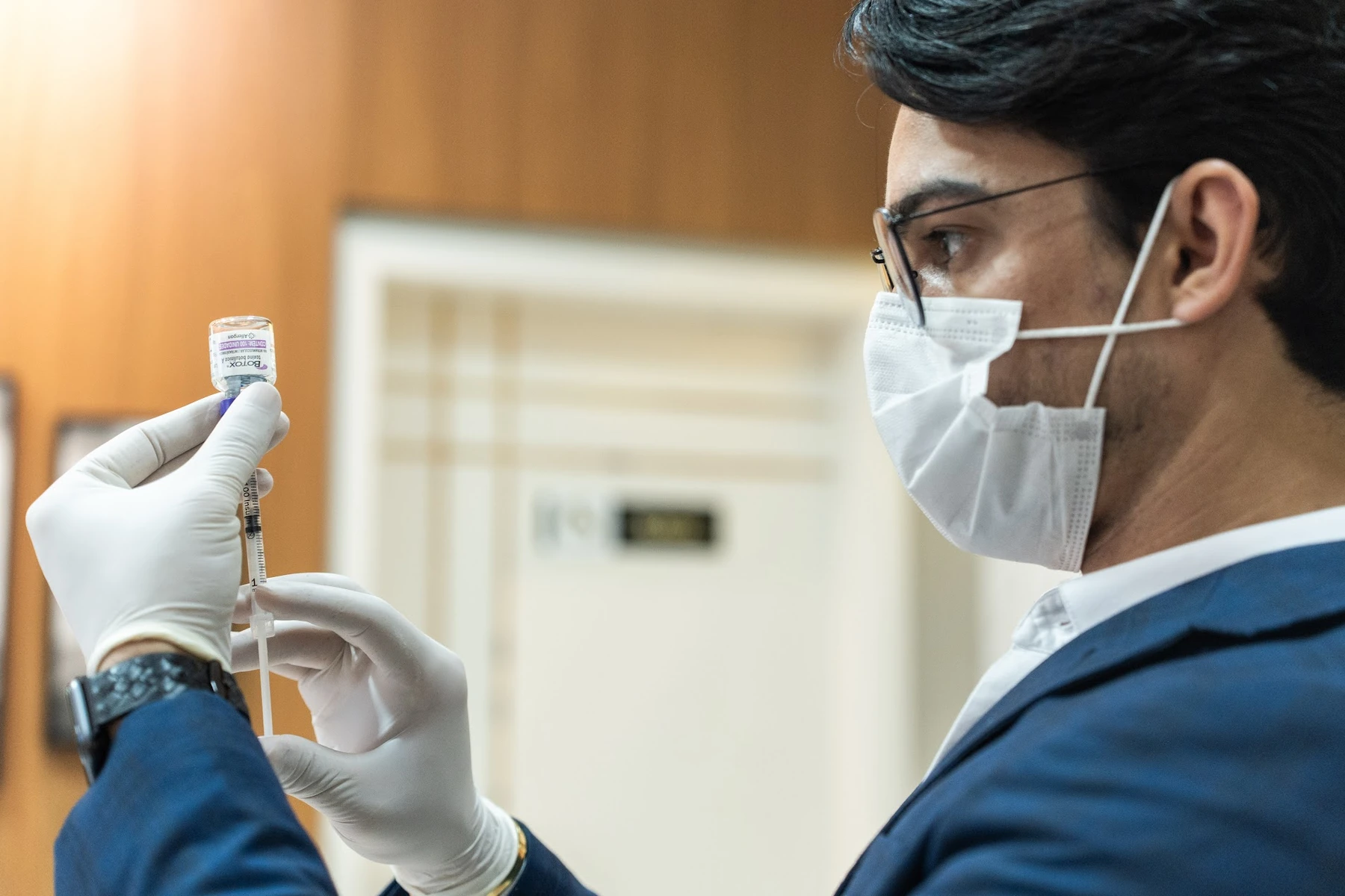 Dr. Josué preparando toxina botulínica com técnica e precisão